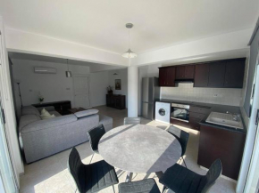 Cosy apartment in Kato Paphos with pool access
